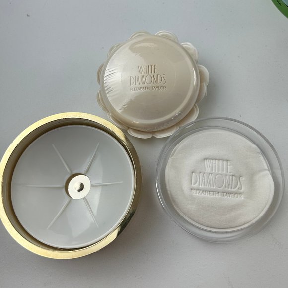 New White Diamonds by Elizabeth Taylor Perfumed Sopa with Holder 3.5 Oz - Picture 3 of 6